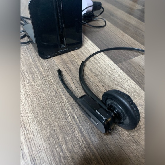PLANTRONICS c054a wireless headset, USB and power cord included, works fine. - Picture 5 of 8